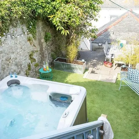 Waves End, St Ives, Hot Tub And Parking Holiday home St Ives (Cornwall)