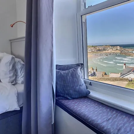 Waves End, St Ives, Hot Tub And Parking * St Ives (Cornwall)